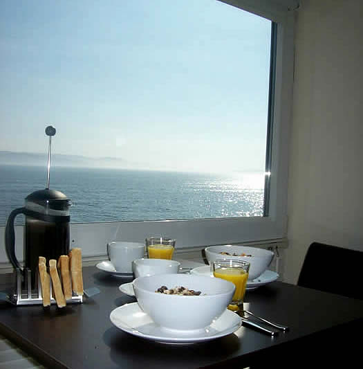 Scottish seaside Holiday Flat | Stylish Shoreside Holiday Flat Argyll, Beach and Pub nearby Sleeps 2