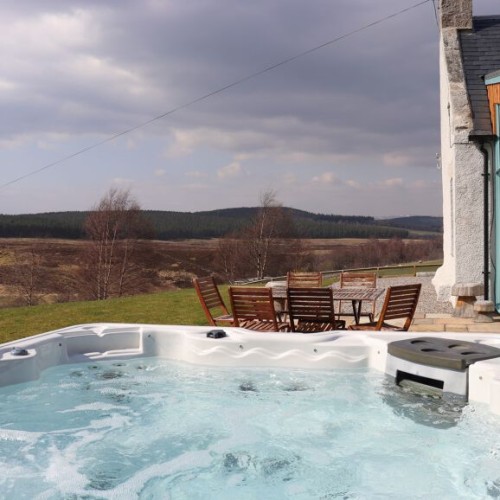 Remote Highland Country Cottage with Hot Tub